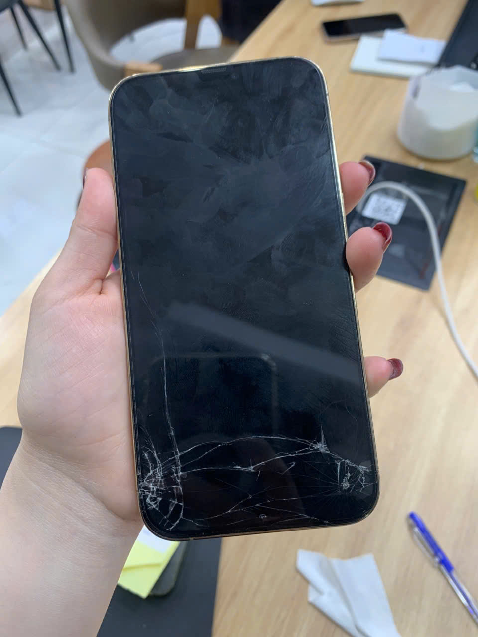 Mặt kính iPhone bị vỡ nhưng cảm ứng còn hoạt động – trường hợp nên ép kính thay vì thay cả màn hình.