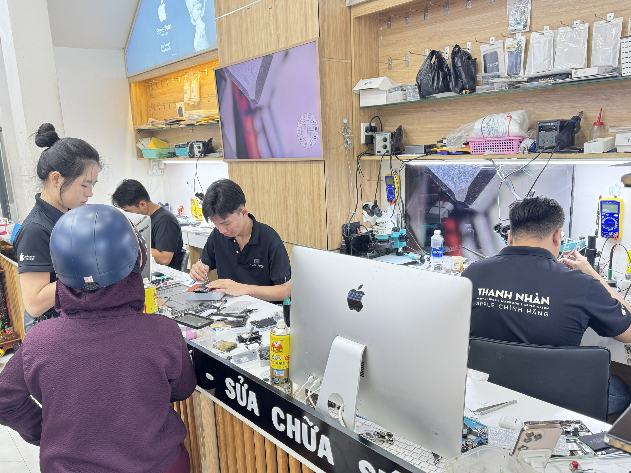 Thanh Nhàn Apple – nơi khách hàng yên tâm gửi gắm máy.