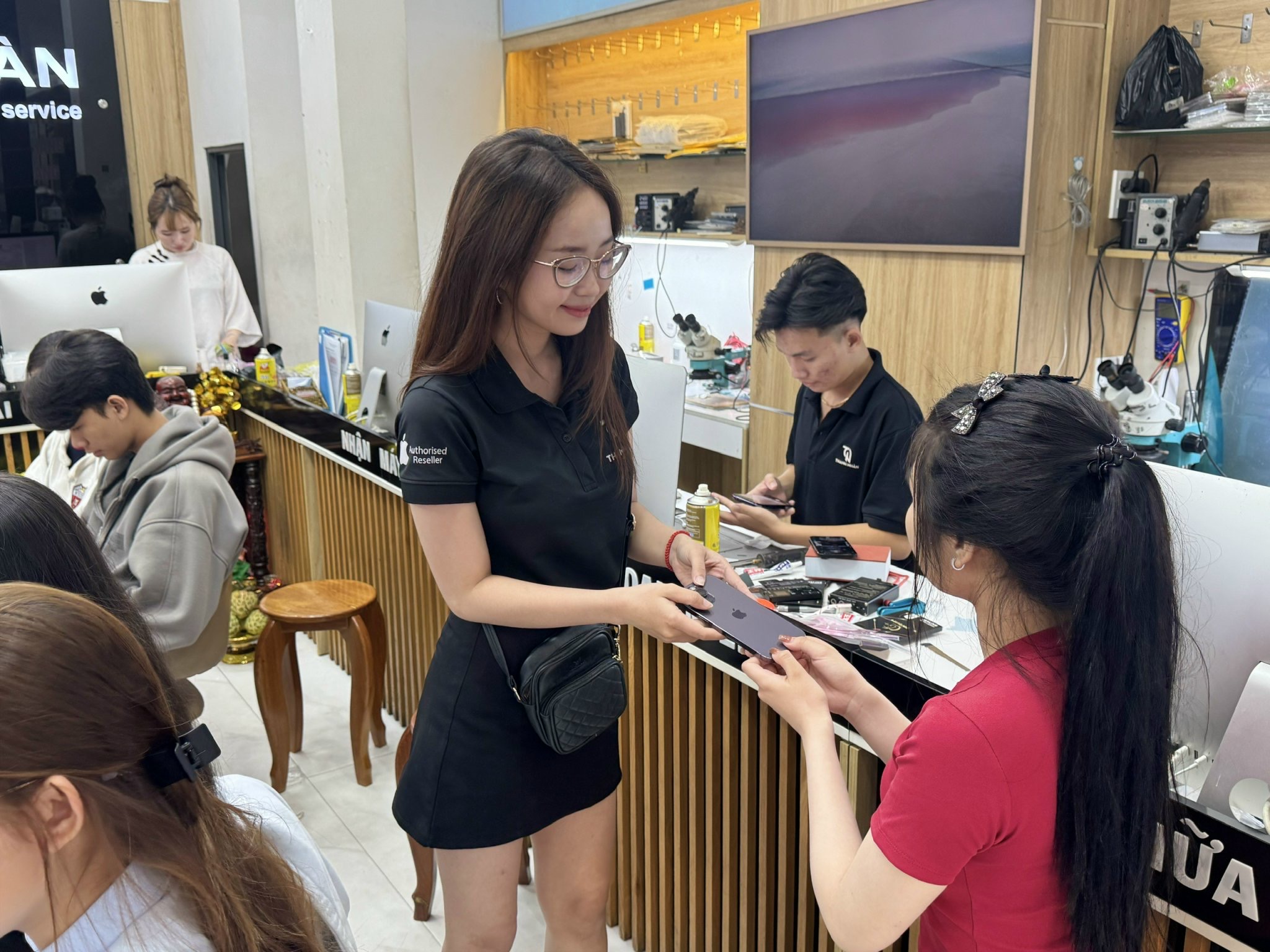 Pin báo “bảo trì” hoặc “hiệu năng hiệu quả thấp” là dấu hiệu cần thay pin mới.